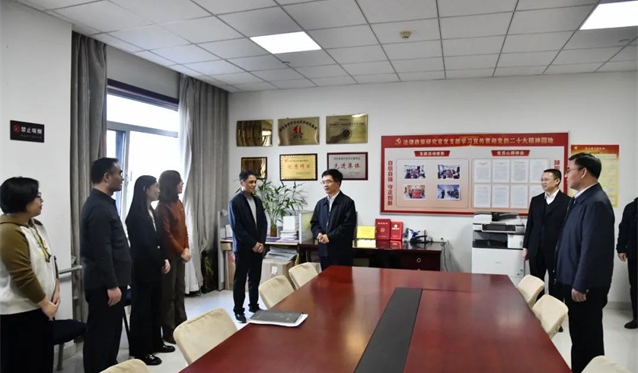 董开军检察长在节后首个工作日慰问省检察院全体干警
