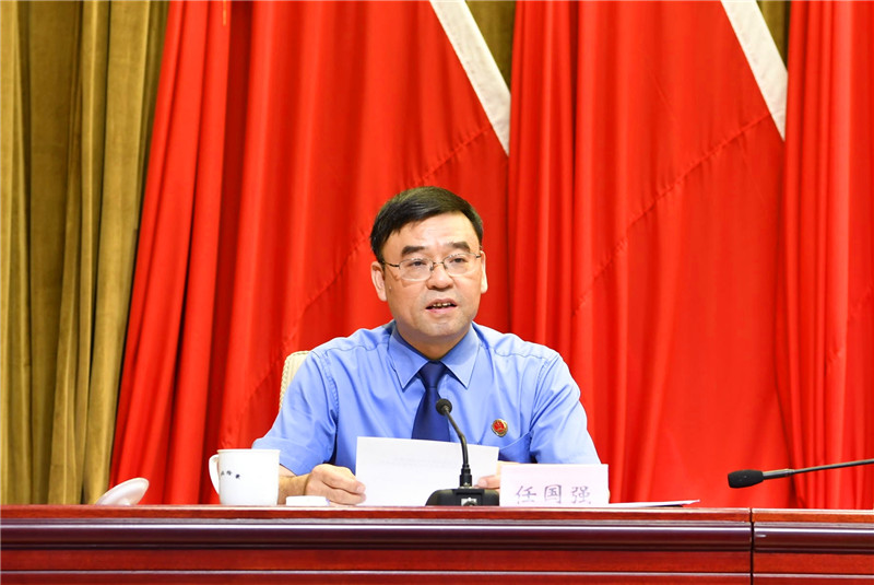 省检察院党组成员,政治部主任任国强向大会作报告.